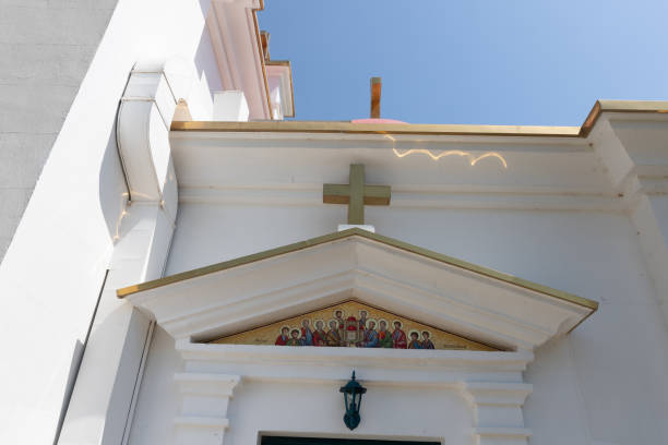 la iglesia de los apóstoles situada a orillas del mar de galilea, no muy lejos de la ciudad de tiberíadicas en el norte de israel - greek culture bible text ancient fotografías e imágenes de stock