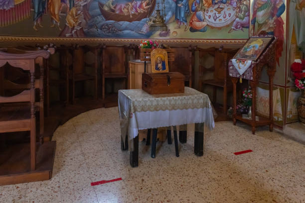 la mesa con caja de donación en la sala principal de la iglesia de los apóstoles situada a orillas del mar de galilea, no muy lejos de la ciudad de tiberíadicas en el norte de israel - greek culture bible text ancient fotografías e imágenes de stock