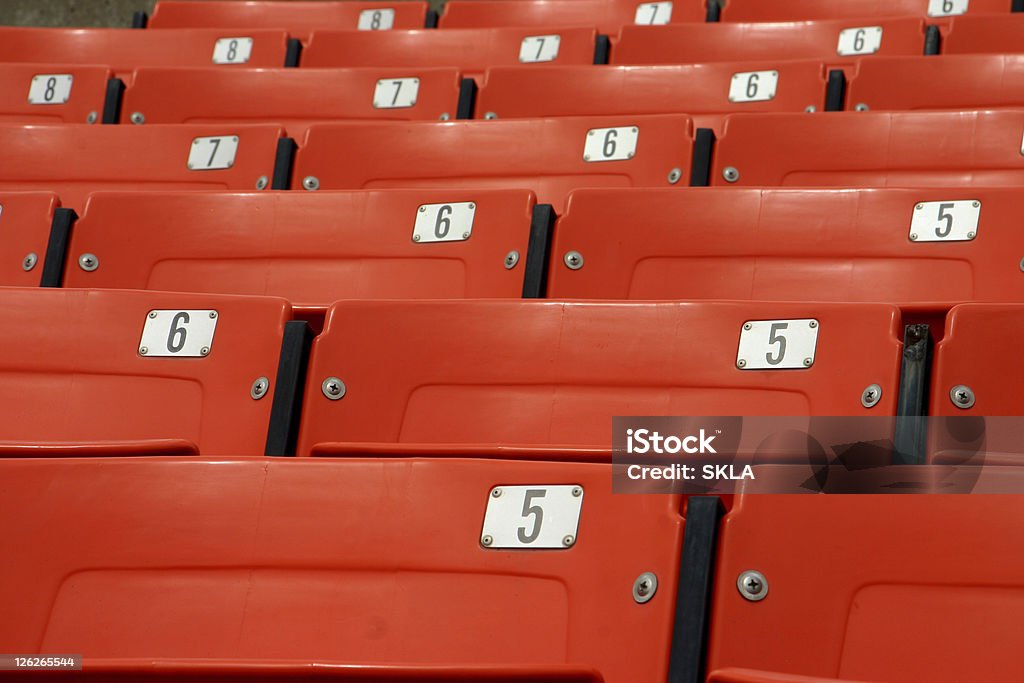 Asientos vacíos en un estadio de béisbol (close-up - Foto de stock de Estadio libre de derechos