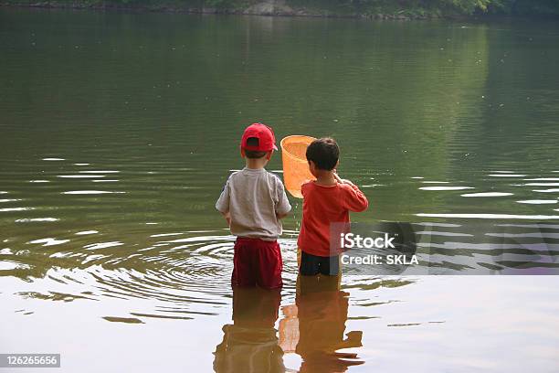 Crianças Brincando Na Água Como Infância Memórias - Fotografias de stock e mais imagens de Criança - Criança, Pesca, Vadear