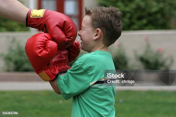 Jest To Zamierza Hurt - zdjęcia stockowe i więcej obrazów Boks - sport - Boks - sport, Ojciec, Potomstwo