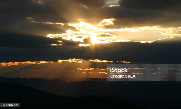 Iluminaçãoamanhecer Sobre Montanhas - Fotografias de stock e mais imagens de Amanhecer - Amanhecer, Amarelo, Ao Ar Livre