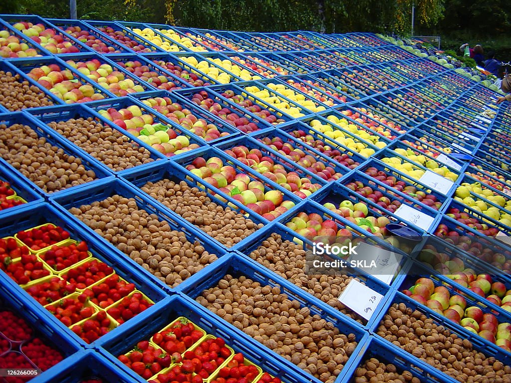 Mercato degli agricoltori con vari frutti (Germania - Foto stock royalty-free di Abbondanza