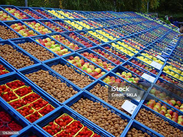 Mercato Degli Agricoltori Con Vari Frutti Germania - Fotografie stock e altre immagini di Abbondanza