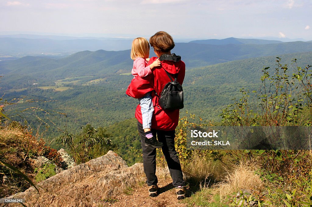 Madre e figlia, ammira la vista dal Monte dopo trekking - Foto stock royalty-free di 2-3 anni