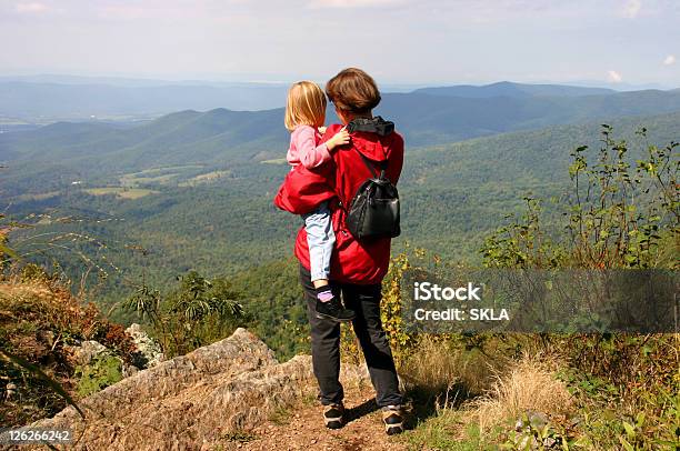 Madre E Figlia Ammira La Vista Dal Monte Dopo Trekking - Fotografie stock e altre immagini di 2-3 anni
