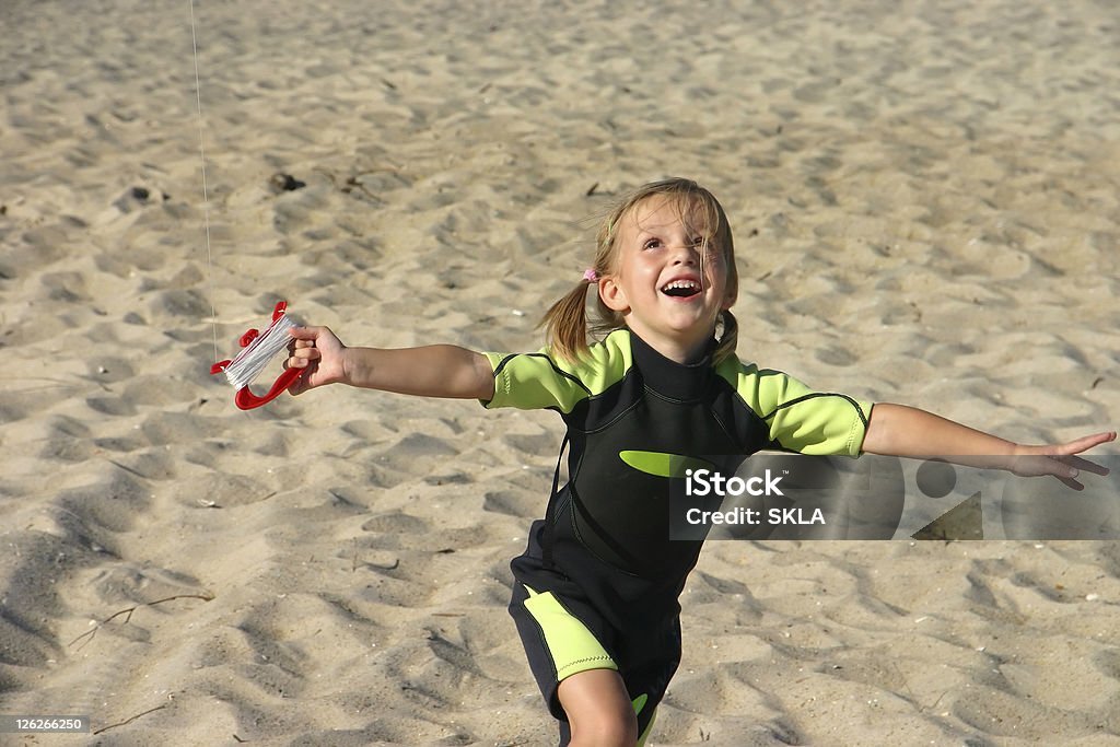 Crianças de diversão na praia correndo e voando um kit - Foto de stock de 4-5 Anos royalty-free