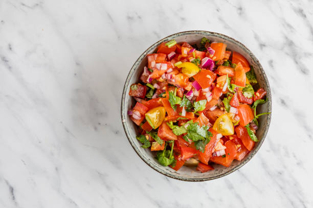 molho de tomate tex mex pico de gallo com chips de tortilla nacho - salsa de tomate - fotografias e filmes do acervo