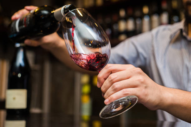kellner gießt rotwein in ein glas. - decanter wine wineglass red wine stock-fotos und bilder