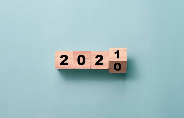 retournement du bloc de cubes de bois pour changer 2020 à 2021 année. joyeux noël et joyeux concept de la nouvelle année. - year photos et images de collection