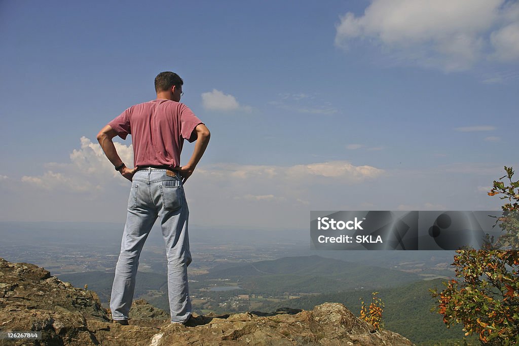 Jovem no topo de uma montanha - Royalty-free Admirar a Vista Foto de stock