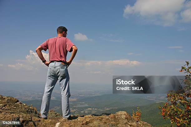 Jovem No Topo De Uma Montanha - Fotografias de stock e mais imagens de Admirar a Vista - Admirar a Vista, Adulto, Ao Ar Livre