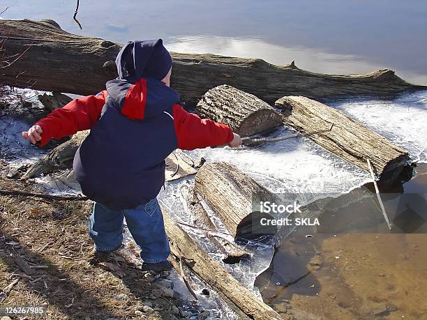 Мальчик Ребенок Играет На Ледяной Зимнее Озеро — стоковые фотографии и другие картинки 4-5 лет - 4-5 лет, Вода, Лёд
