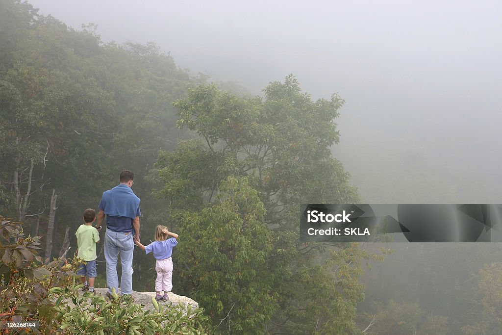 Familie Wandern-Vater mit zwei Kindern auf rock - Lizenzfrei Aktiver Lebensstil Stock-Foto