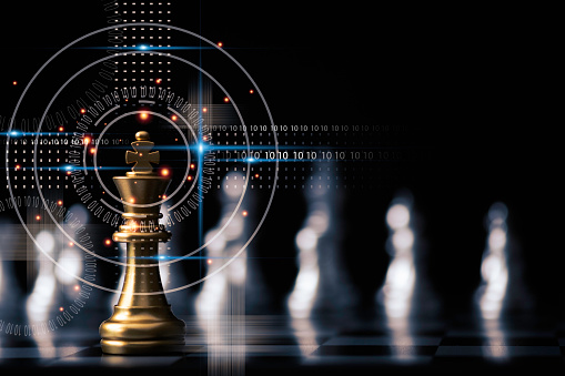 El ajedrez del rey dorado está frente a otras piezas de ajedrez. Concepto de planificación de estrategia de marketing y trabajo en equipo de negocios de liderazgo. photo