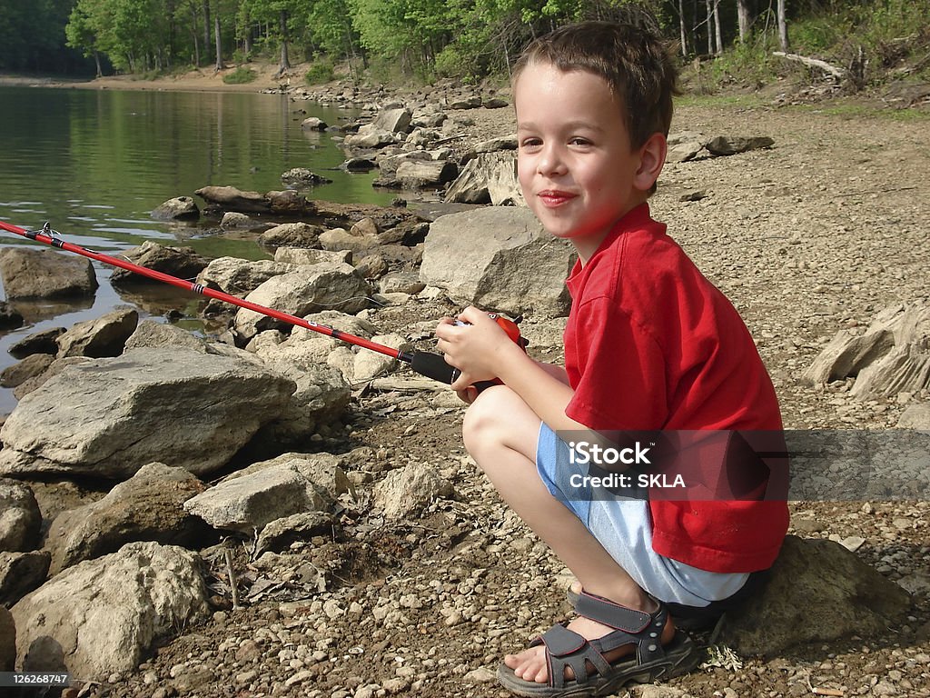 Chłopiec i dziecko ma połowów zabawy na jezioro - Zbiór zdjęć royalty-free (Brzeg rzeki)