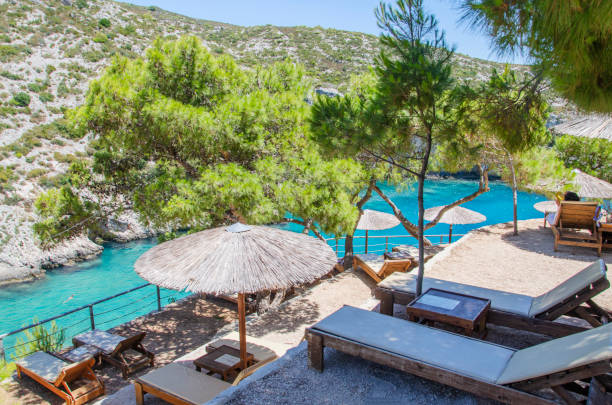 pitoresca praia rochosa de porto limnionas. está situada na costa oeste da ilha de zakynthos, grécia. - zante - fotografias e filmes do acervo