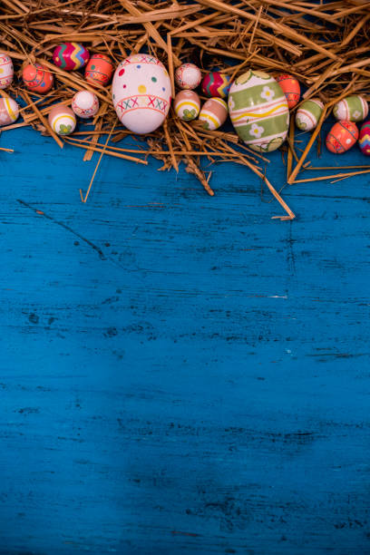 ostern hintergrund - red easter blue frame stock-fotos und bilder