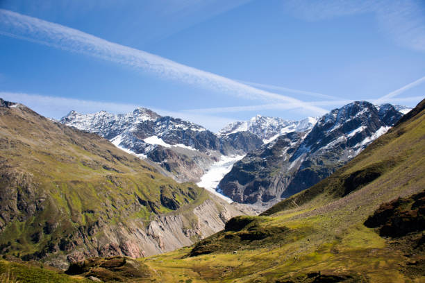 parque natural kaunergrat en el pueblo alpino de kaunertal en landeck cerca del valle de pitztal del tirol en los alpes en el norte de italia y el oeste de austria - kaunertal fotografías e imágenes de stock