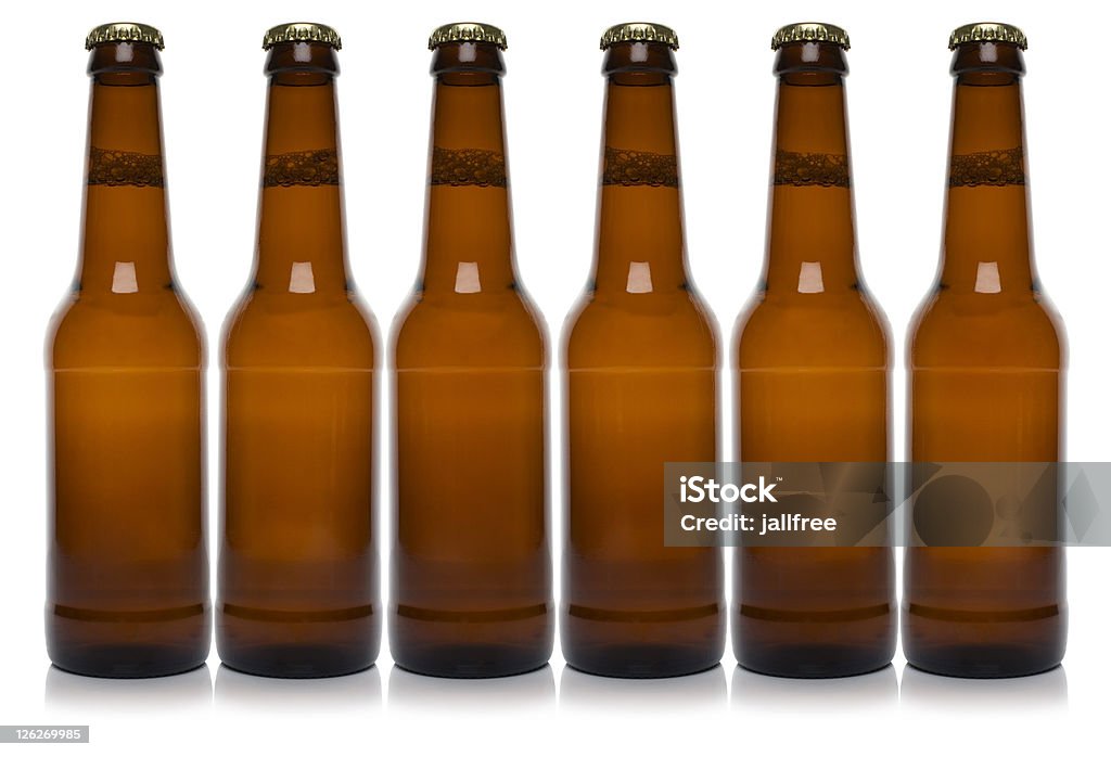 Linha de seis brown Garrafa de Cerveja no fundo branco - Royalty-free Garrafa Foto de stock