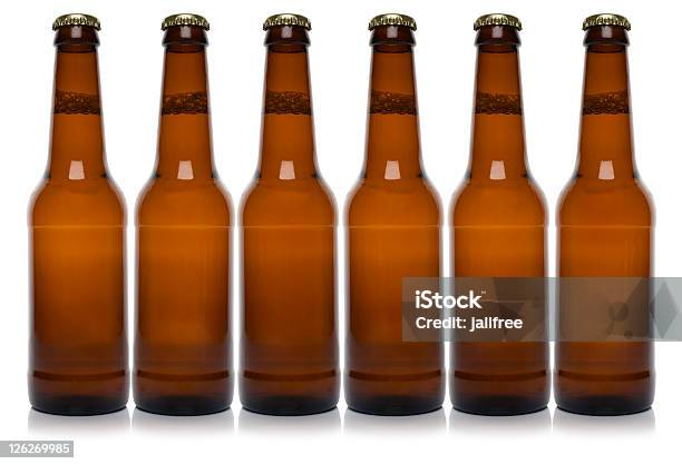 Linha De Seis Brown Garrafa De Cerveja No Fundo Branco - Fotografias de stock e mais imagens de Garrafa