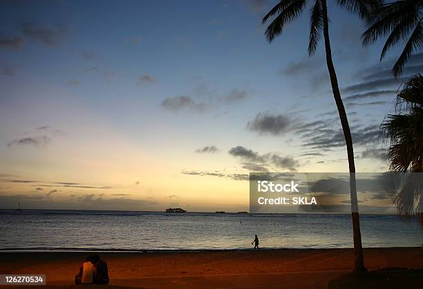 Spiaggia Hawaiana Dopo Il Tramonto - Fotografie stock e altre immagini di Acqua - Acqua, Attività ricreativa, Bellezza naturale