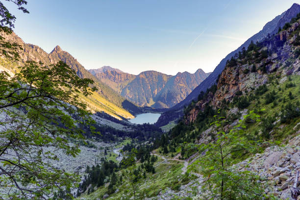 lago gaube, lac de gaube, nas montanhas dos pirineus, cordilheira entre espanha e frança - gaube - fotografias e filmes do acervo