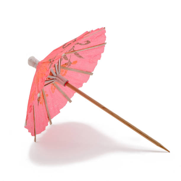 różowy papierowy parasol wyizolowany na białym tle - drink umbrella umbrella pink paper zdjęcia i obrazy z banku zdjęć