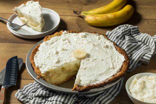 torta alla crema di banana dolce fatta in casa - torta alla crema foto e immagini stock