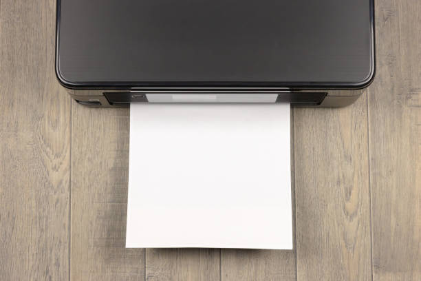 vista dall'alto di una stampante e di un pezzo di carta stampato a4 vuoto - stampante foto e immagini stock