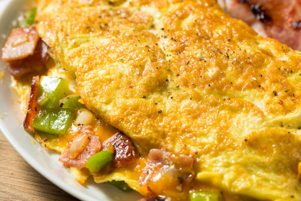 domowa szynka i pieprz denver omlet - omelet breakfast eggs onion zdjęcia i obrazy z banku zdjęć