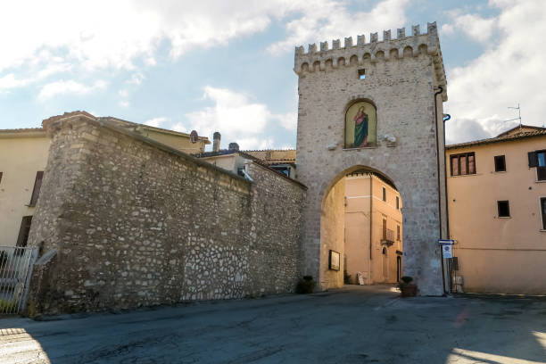 Spoletina Door, main entrance to the ancient medieval city of Leonessa Spoletina Door, main entrance to the ancient medieval city of Leonessa, Lazio region, Rieti province, Italy rieti stock pictures, royalty-free photos & images