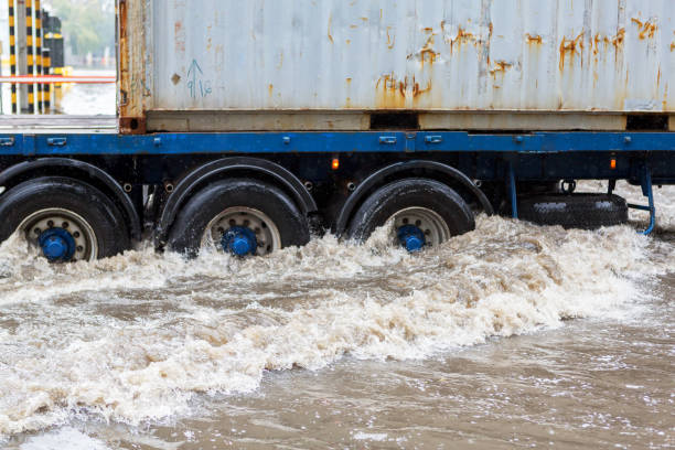 Conducir coches en una carretera inundada durante las inundaciones causadas por lluvias torrenciales. Los coches flotan en las calles inundadas por el agua. El desastre en Odessa - foto de stock