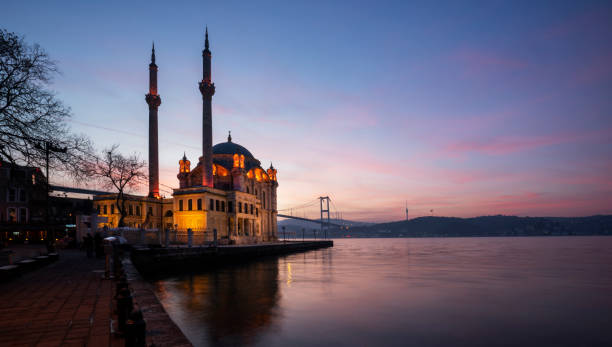 meczet ortakoy o wschodzie słońca, stambuł, turcja - ortakoy mosque bridge bosphorus istanbul zdjęcia i obrazy z banku zdjęć