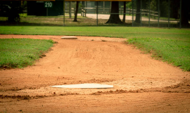 piastra di casa per la prima base - baseball infield baseline close up foto e immagini stock