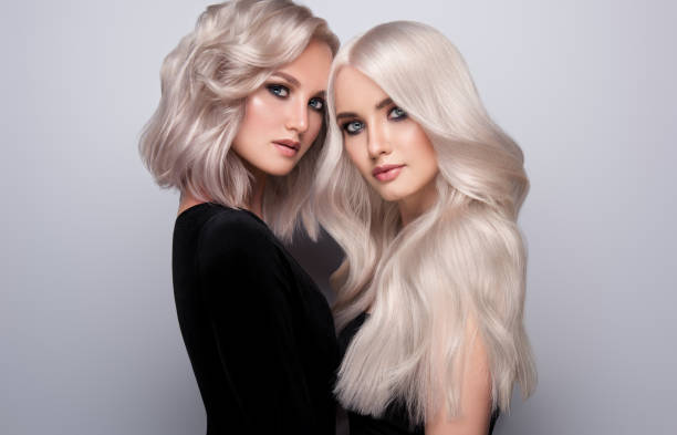 doppelporträt von blondinen mit unterschiedlicher haarlänge. eleganz, hairstyling und make-up.. - beauty fashion model make up blond hair stock-fotos und bilder