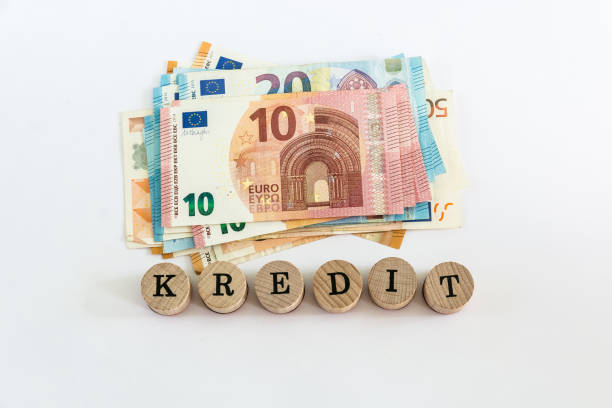 słowo "pożyczka" napisane drewnianymi blokami na białym tle "kredit" oznacza "pożyczkę" w języku niemieckim - retirement investment capital letter text zdjęcia i obrazy z banku zdjęć