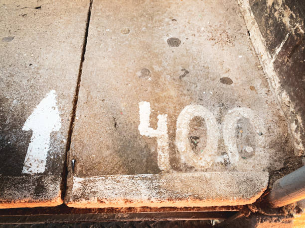 istock a number 400 and a white arrow on a step 1262834907