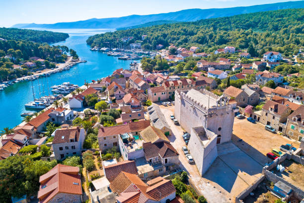 ciudad de vrboska bahía y fortaleza vista aérea, isla de hvar - 7958 fotografías e imágenes de stock