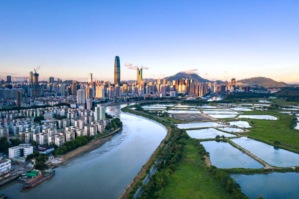 vista de drone da fronteira de shenzhen hong kong ao pôr do sol - shenzhen - fotografias e filmes do acervo