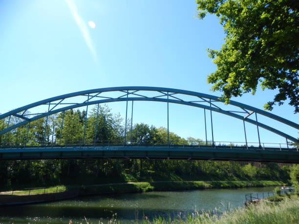 antiguo puente de pista de hielo metálico cerca de m'lln - slot pista de hockey de hielo fotografías e imágenes de stock