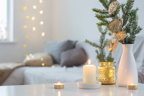 decorazioni natalizie con candele accese in interni bianchi - relaxation candlestick holder decor decoration foto e immagini stock