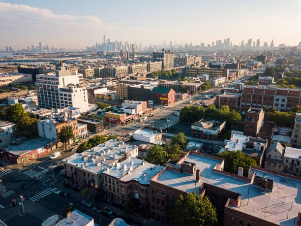 vista aérea del sunset park en brooklyn y el centro de manhattan - brooklyn bridge new york city angle brooklyn fotografías e imágenes de stock