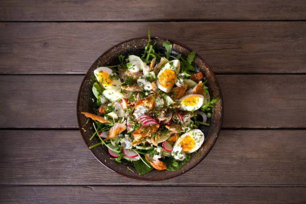 卵、ルッコラ、野菜のスモックサバの魚のサラダ - salad fruit lettuce spring ストックフォトと画像