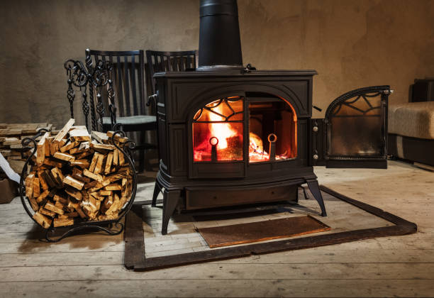 brennendes holz im ofen in einem landhaus - ofen stock-fotos und bilder