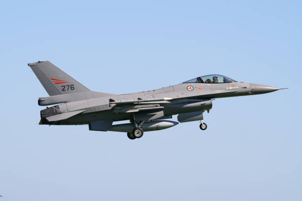 боевой сокол ввс норвегии f-16 приземлился на авиабазе леуварден во время учений - general dynamics f 16 falcon фотографии стоковые фото и изображения