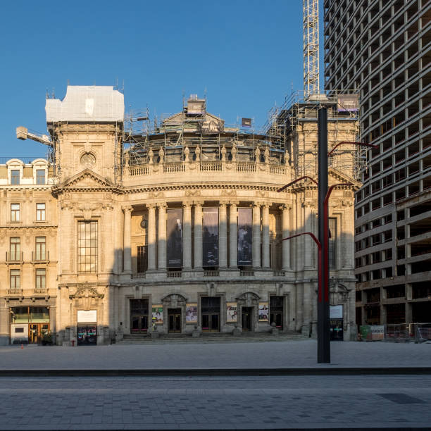 anvers, belgique - 3 août 2018: nouvelle place ouverte devant le bâtiment de l’opéra d’anvers. - traffic jam photos et images de collection