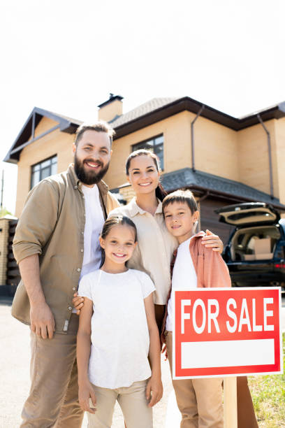 istock Family selling old house 1262902038
