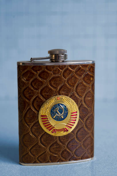 питьевая колба, кожа с гербом ссср, изолированная - insulated drink container hip flask alcohol brown стоковые фото и изображения