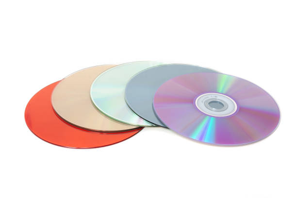 kilka wielokolorowych płyt cd na białym tle - blu ray disc zdjęcia i obrazy z banku zdjęć